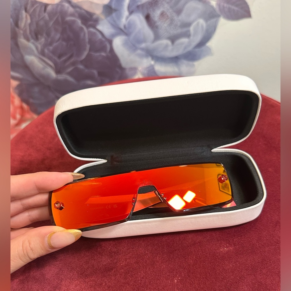 ALAIA Rectangular Sunglasses in Red metallic metal mirror designed - Picture 9 of 12